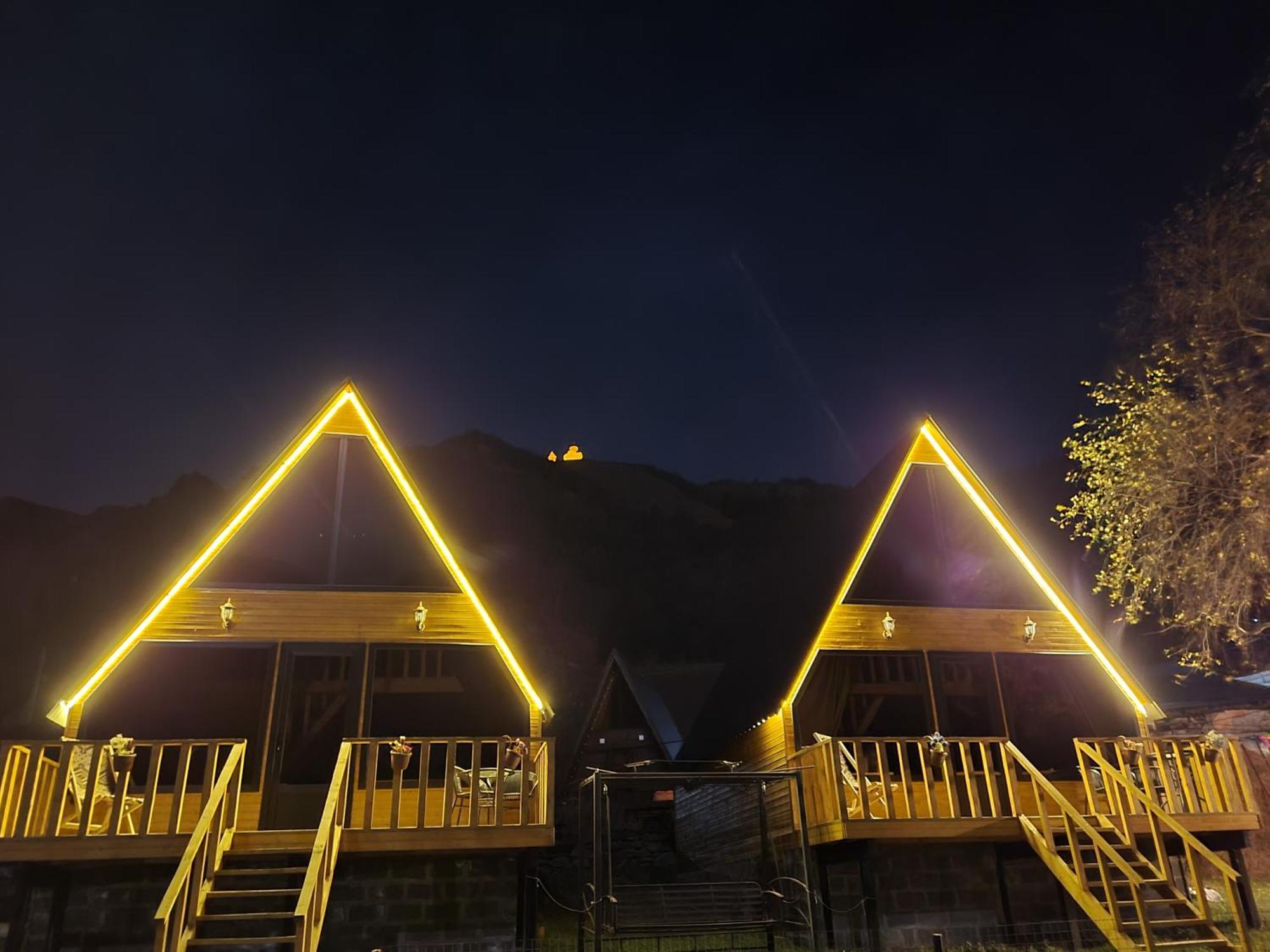 Pine Chalet Kazbegi ภายนอก รูปภาพ