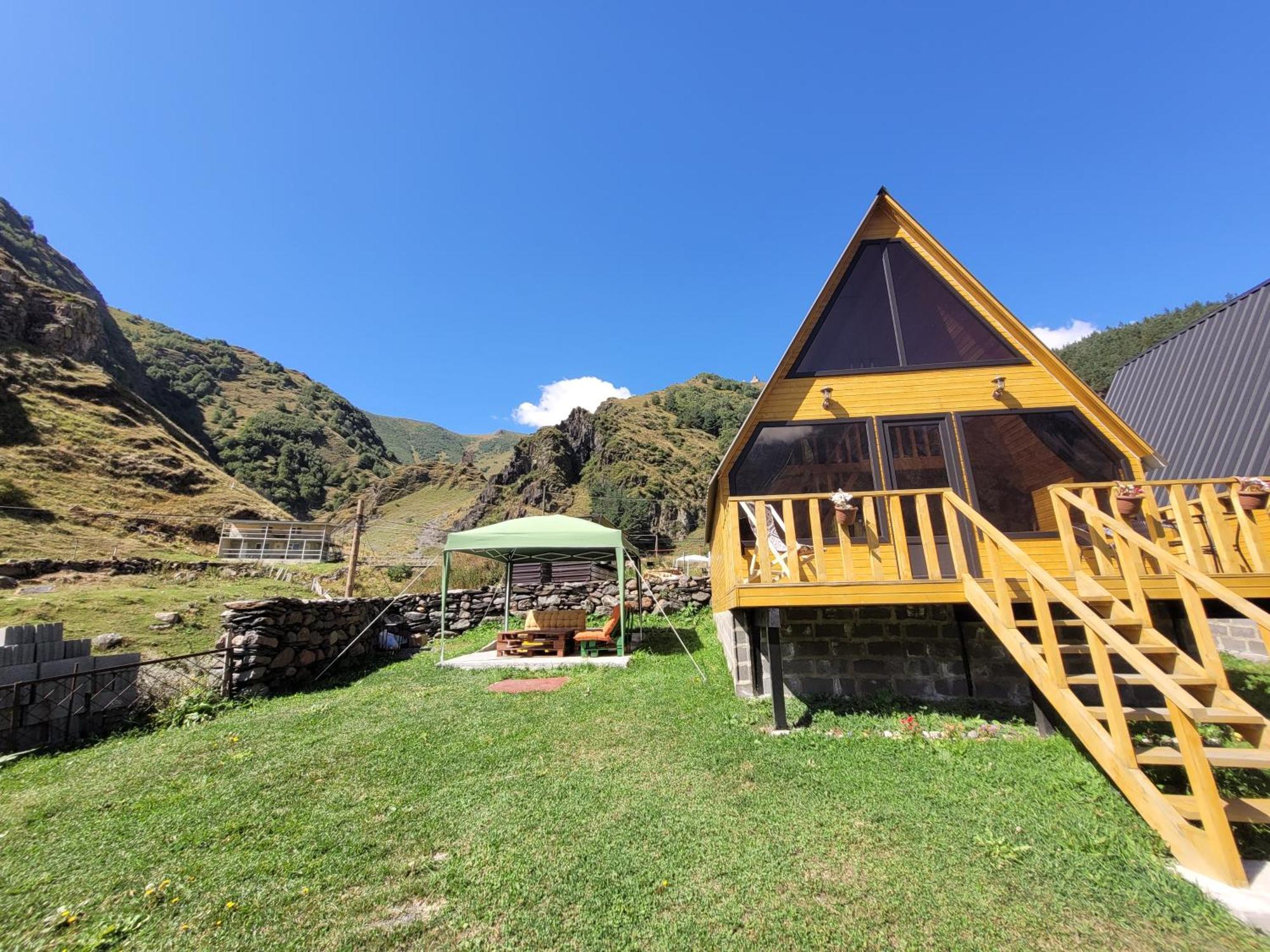 Pine Chalet Kazbegi ภายนอก รูปภาพ
